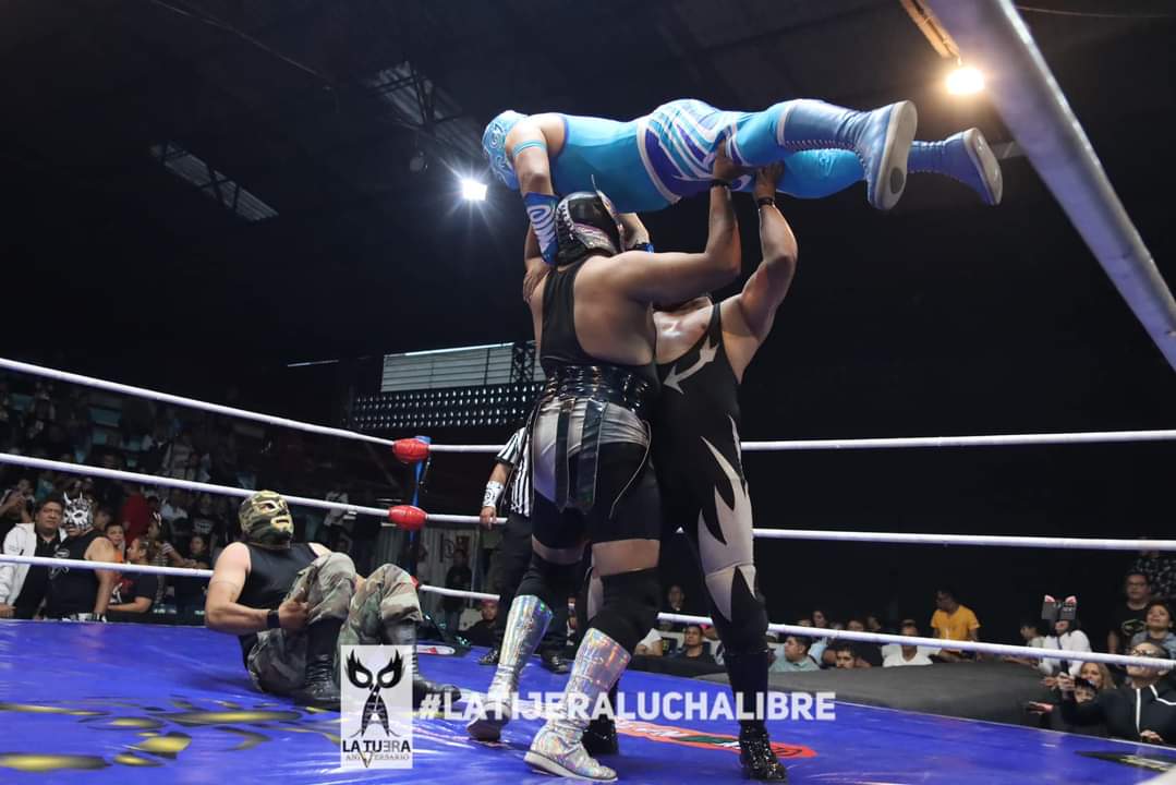 LaTijeraLucha's tweet photo. En un triangular de tríos preparado por #ProduccionesMaskaraNocturna y #LuchaLibreMagazine en la alegre #ArenaLopezMateos, #LunatikFly, #BlackTerrorJr e #HijoDeCiclonRamirez 🆚 #BelicoI, #BelicoII y #BelicoIII caen ante #CisneDePlata, #GuerrileroX y #EscarlataNegro…
#latijera https://t.co/IrLcSkXDkg