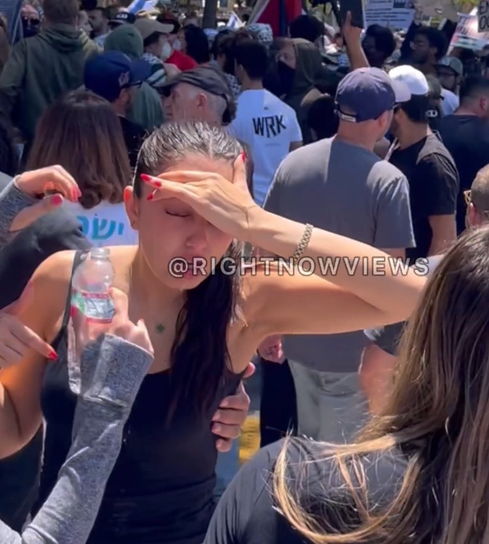 Right_Now_Views's tweet photo. Women were pepper sprayed by Palestine supporters at UCLA. #Palestine #Israel #UCLA #Universityofcalifornia #Protest #USC #LosAngeles #BreakingNews #Rightnowviews https://t.co/bJMjHtzws7