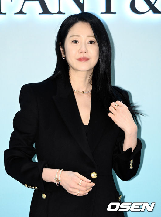 kdramacasting's tweet photo. #GoHyunJung and #Ryeoun confirmed to lead ENA drama <#TheStarryNight>(prev. Namib), it's expected to broadcast in this year.

The drama depicts Kang Soo-hyun, the CEO of an entertainment agency, being kicked out of the company and taking over long-term trainee Jin-woo instead of severance pay.