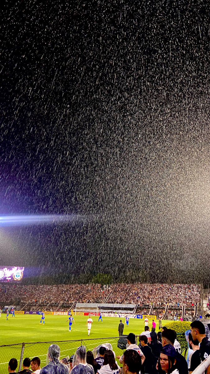 21.536 días
58 años
11 meses

Noches de frío, noches de lluvia, tardes calurosas de alegrías, noches tristes de eliminación. 

Rachas de victorias, rachas de derrotas.

La cajita mágica que resguarda y atesora momentos inolvidables en el corazón del Olimpista 🤍

🏟️ PARA UNO ♾️