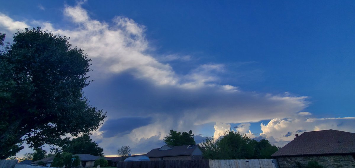 Kate_Fisher20's tweet photo. Absolutely gorgeous storm as it split and went around me in SW OKC #okwx https://t.co/TBkkEjxtfR