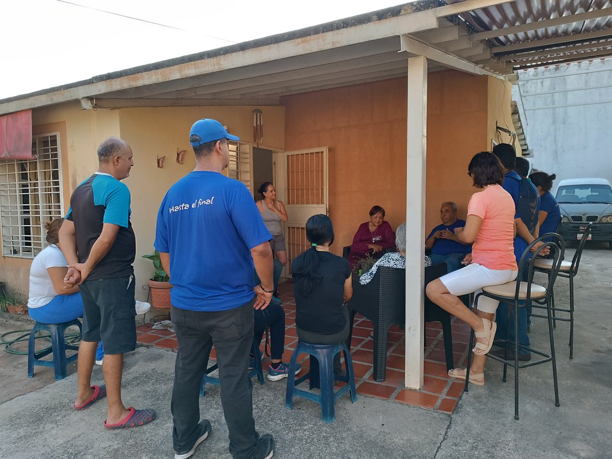VenteAragua's tweet photo. #28Abril | Desde la Localidad El Bosque, en el municipio #Sucre, nuestro coordinador @alimartinez74, junto con el equipo municipal en un CasaXCasa y posterior conformación de Comanditos #ConVzla.

Vamos rumbo al #28Jul. Con @MariaCorinaYA y @EdmundoGU ¡Vamos a ganar! https://t.co/NiKhWqSZdL