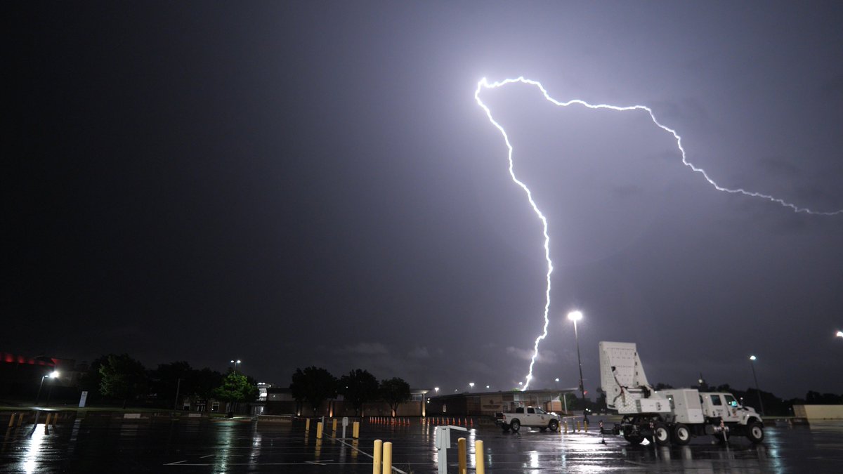 While the 1.4TB of I/Q data still needs to be processed, it is likely that Horus captured ~5 tornadic ciruclations that occurred over C OK using advanced all-digital polarimetric phased array techniques, which may be the first of their kind, such as... (1/2)