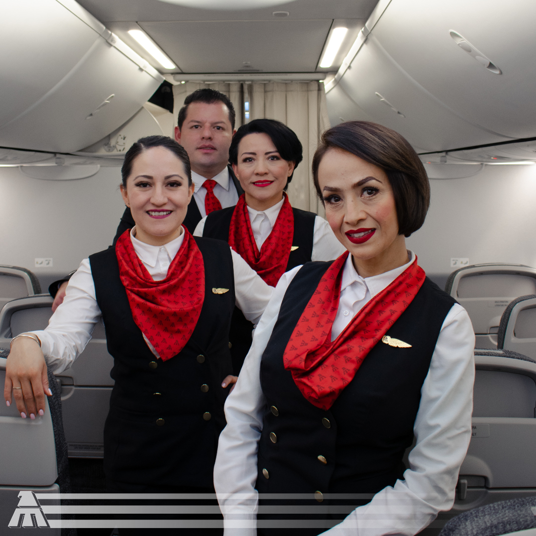 ¡Preparados para despegar contigo hacia nuevos horizontes! 🌟✈️ Nuestros sobrecargos, siempre listos para brindarte la mejor atención en cada vuelo. #SomosMexicana