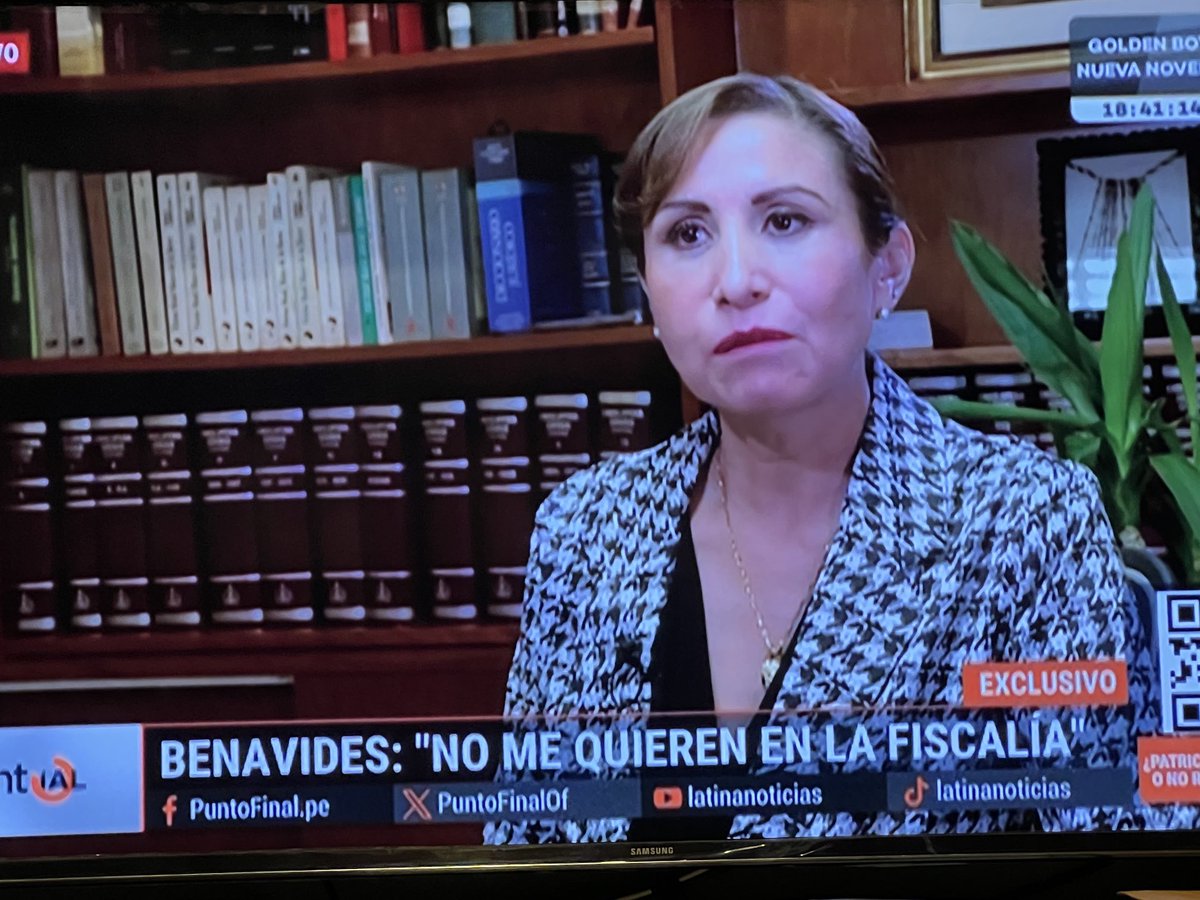 El entrevistador le repite 40 veces la misma pregunte a la ex fiscal Patricia Benavides queriendo manipularla e inducirla a q responda lo q él quiere q responda. La frustración dl entrevistador es más q evidente.Insiste e insisteTiene q llenar el tiempo. No hay pepa