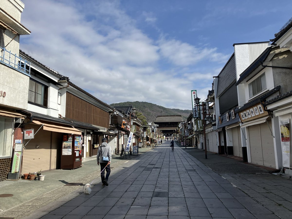 善光寺
長野県長野市にあるお寺。
本堂は国宝に指定されています。

かなり朝早くから行ってきたので人も少なくゆっくり回れました！
10時を超えたあたりから人が増えてきましたが笑

お戒壇巡りは…暗いですね笑
ちゃんと錠前は掴んできました🔒