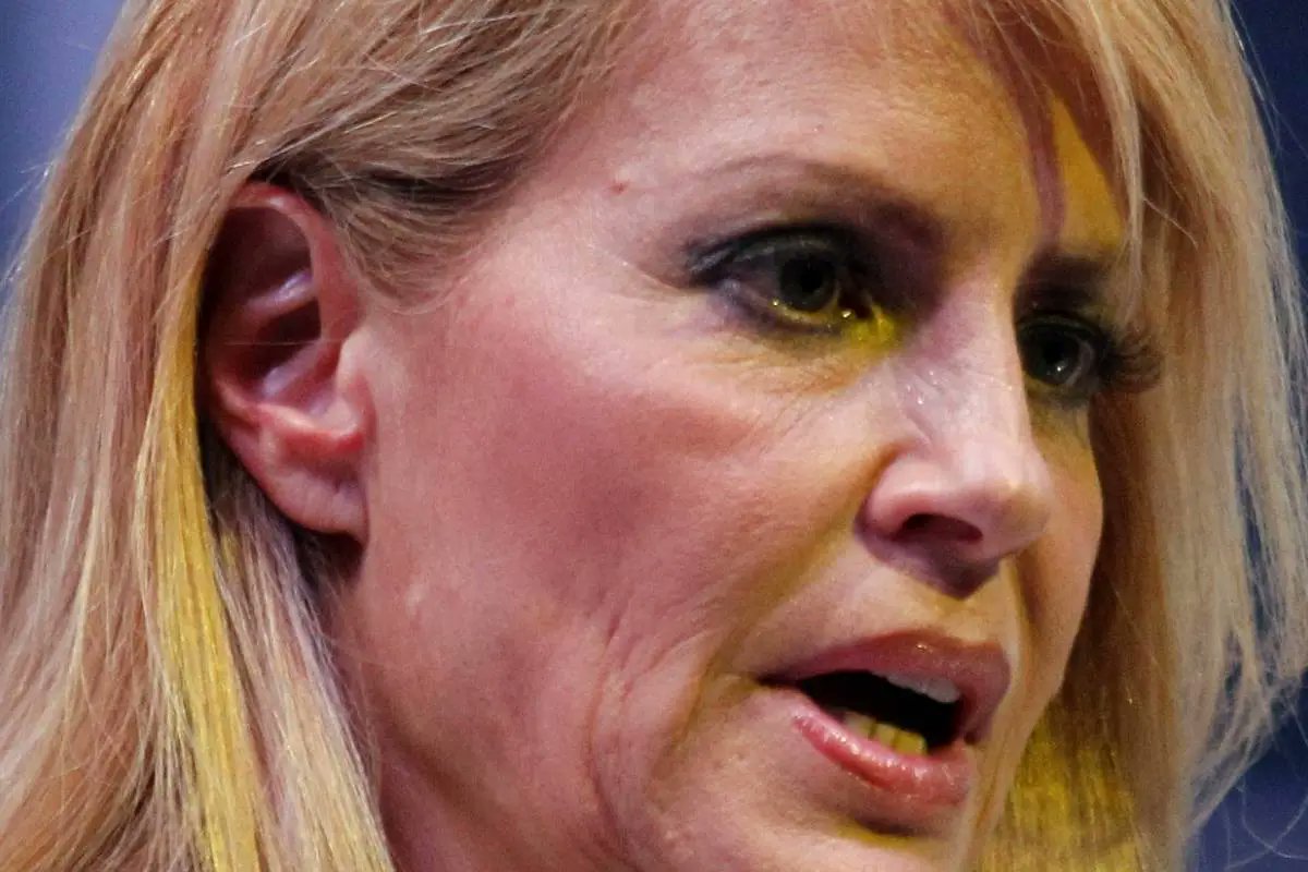 La pinochetista Cecilia Bolocco exigió justicia y acciones inmediatas al gobierno, para detener la violencia y los crímenes en Chile. Sin embargo, no dijo nada respecto a los asesinatos y atrocidades cometidas por la dictadura. Estaba más preocupada de la fama y su reinado.