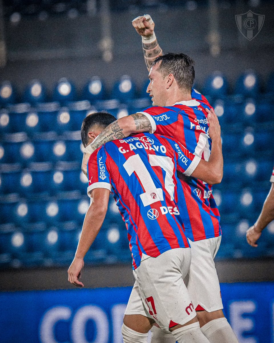 CCP1912oficial's tweet photo. ¡Detrás de un gran goleador, siempre hay un gran asistidor! 🎩🪄⚽️

Fer Fer  🤝 Aguayo https://t.co/pVkyda8lBv
