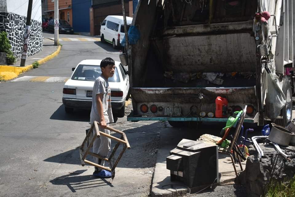 🟢🟢🟢 Agradecemos la participación de los vecinos de la Colonia La Malinche por ayudarnos a mantener limpias las calles y barrancas realizando la correcta disposición de sus #tiliches con nuestro personal de limpia.