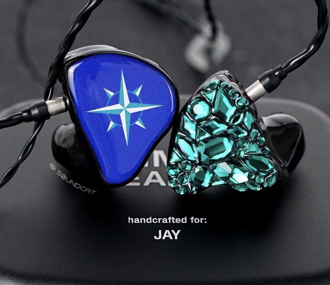 jay is wearing his seattle mariners themed in-ears today 🥹💙