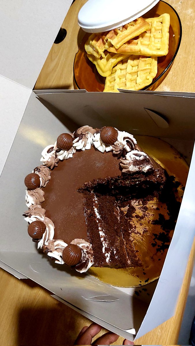 ChrisEcxel102's tweet photo. I'm chowing this cake_ ikhekhe raw, if i die i die or kanjani bafethu nani bafethukazi.?💀😂
#IsencaneLengane #LifeWithMoshe #RoastOfMinnieDlamini Linda Mtoba #QueenModjadjiMzansi Mawhoo https://t.co/3Eeuw2kfBY