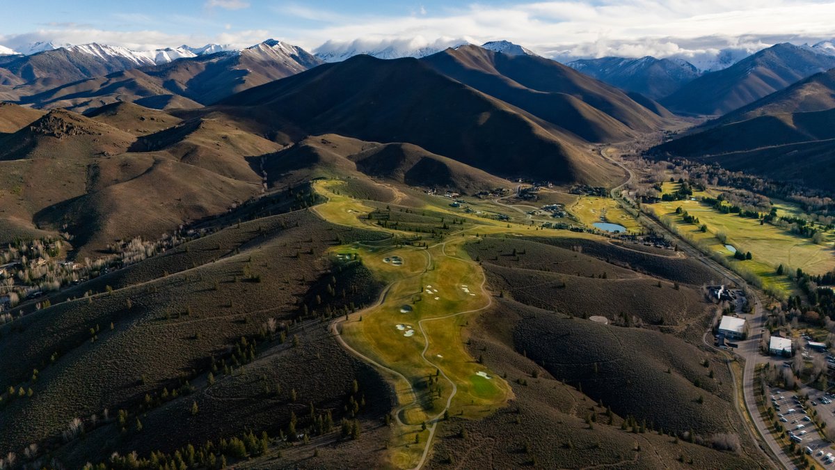 Moody spring mornings over the White Clouds golf course ⛳️
Get ready to book your tee times! White Clouds will be opening for the summer season on Saturday, May 4th! Visit sunvalley.com/things-to-do/g… to learn more about golf in Sun Valley ✨