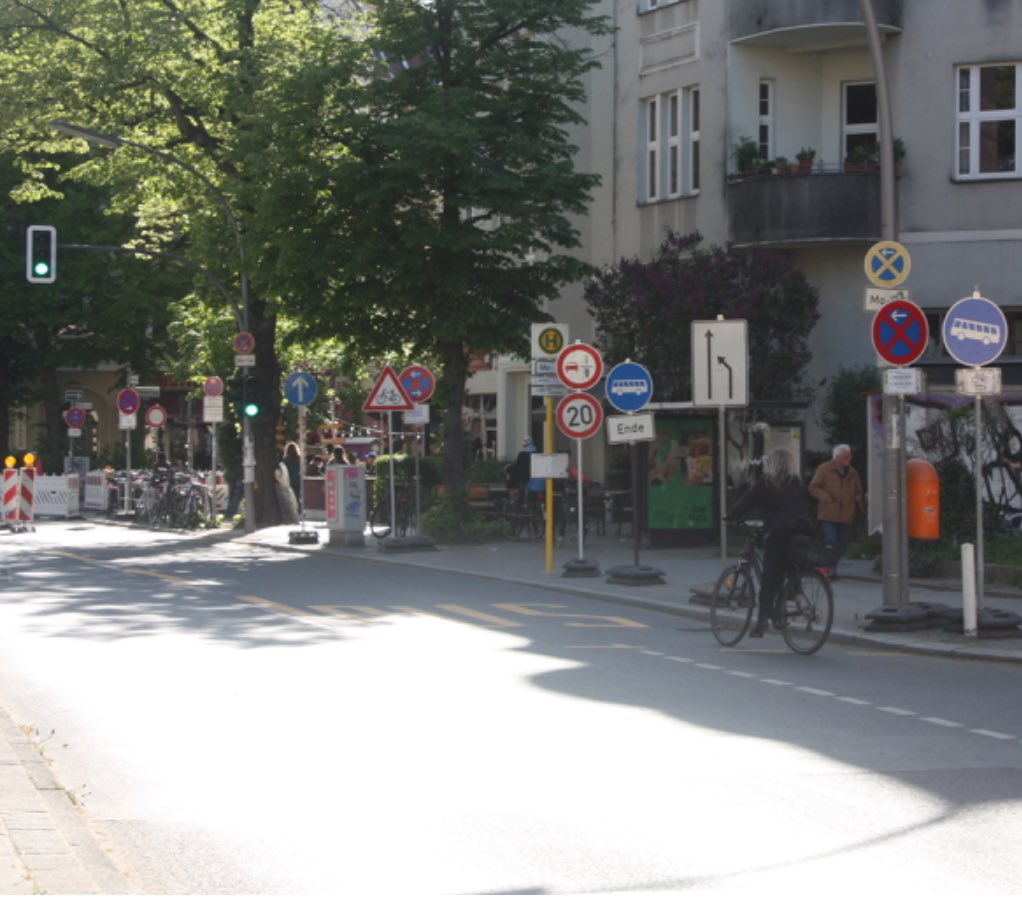 Rekord am Südwestkorso in Berlin: 23 Verkehrszeichen auf 20 Meter Straße. Schön auch die Busspur - nach fünf Metern ist schon wieder Schluss. Dafür hätte das Ordnungsamt eigentlich ein Knöllchen verdient😎. (Foto: Checkpoint-Leser Adam Sedgwick).