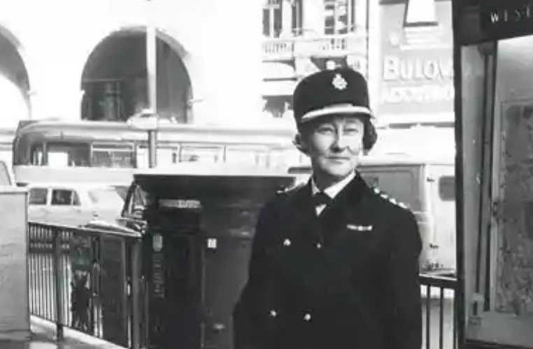 Shirley Becke 1935 trained as gas engineer @ Westminster Poly, 1939 1st woman to pass Higher Grade @IGEMGi exam. Gas engineer for 2 yrs. 1941 #WWII joined @metpoliceuk 1966-73 Commander of Women Police, 1st UK woman police commander. b. #OTD 29 Apr 1917 en.wikipedia.org/wiki/Shirley_B…