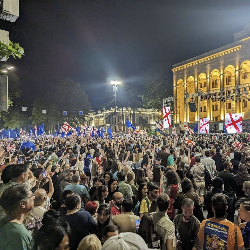 Le immagini che arrivano da Tbilisi sono semplicemente straordinarie. Un segnale importante per tutta l’Europa che ancora vuole essere simbolo di democrazia e libertà 🇪🇺