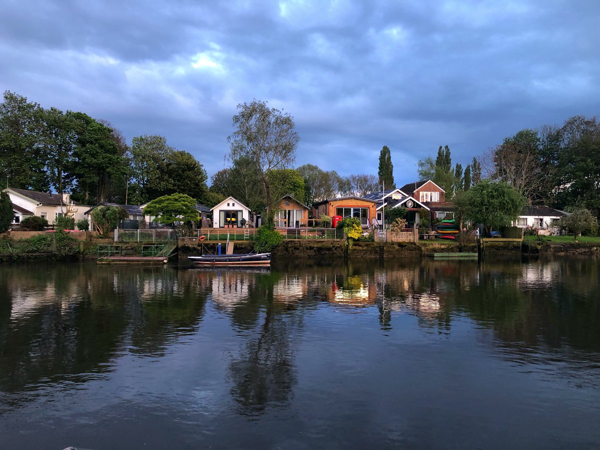 Beautiful reflections in the Thames during tonight’s blue hour at Twickenham Riverside on a very cold evening. @metoffice #loveUKWeather #bluehourphotography @SallyWeather @bbcweather #Thames @Visit_Richmond1