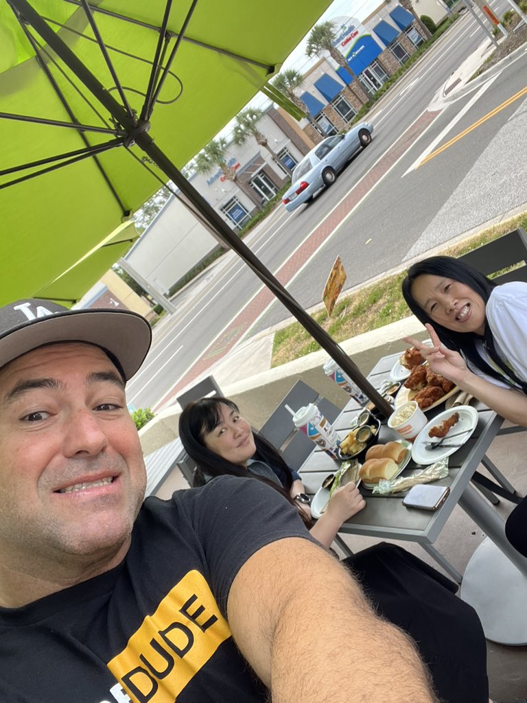 I couldn't get home from Jacksonville because of car problems. 🤣I stayed at Sumie's house last night and was able to calm down. Lunch at El Pollo Campero. I need to fix my car problem. I'm going to try Uber rental car.🚗