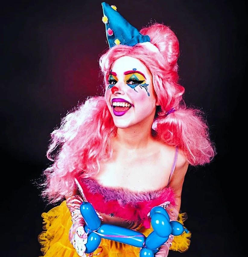 5️⃣ years ago I started 🌈Clownin' Around🌈 and never looked back! Here's my first promo pic 🐣🤡
📸 Peter Serocki instagr.am/p/C6Ueq7vP74f/