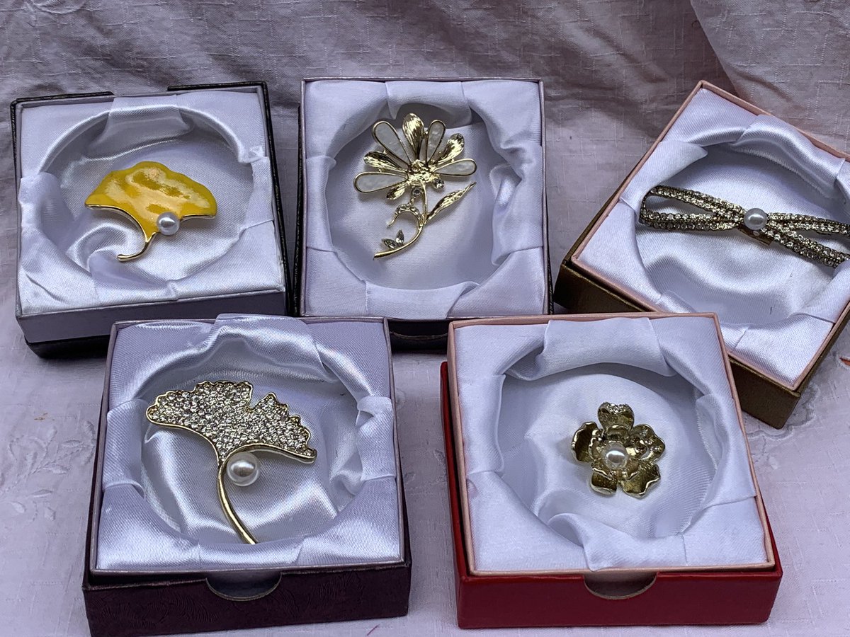 LilyCcessories's tweet photo. Non-Tarnish Brooch
Old Price: #3500
New Price: #1500
Offer valid while stock last. 

To order: DM or WhatsApp 08036309731

https://t.co/FeGizwOav8
#lilyscentng #NightmarketwithDammyB 
#Pagesbydamicommerce
#EasterSales
#Easternightmarket
#Flutterwavecommerce #Easterfunfair https://t.co/uNXlMWO8wo