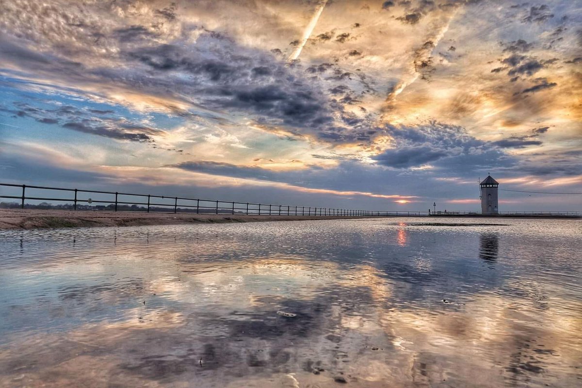 'Sunset cloudscape reflections over the tidal pool in  Brightlingsea, in Essex, UK 🇬🇧.'

🙏🏼🌍🕊️

📷 Photo by Tony Lopez©️ | @CloudAppSoc