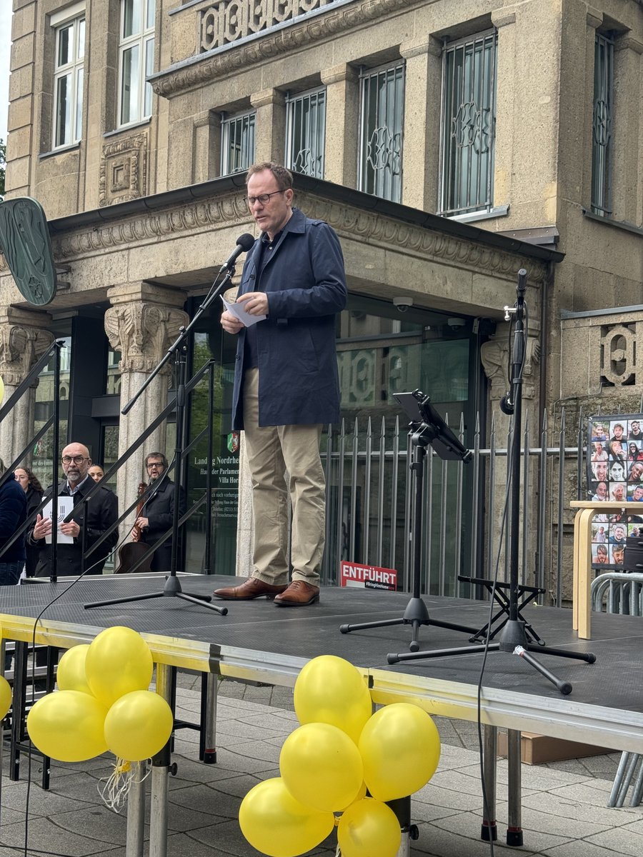LoveGuerillero's tweet photo. #BringThemHomeNow #LetThemGo #Dus2804 #Düsseldorf OB Henkel, Angehörige der Geiseln , der Leiter des Nelly-Sachs-Haus ein jüdisches Altenwohn- und Pflegeheim, Dr. Oded Horowitz
Vorsitzender der JÜDISCHE GEMEINDE DÜSSELDORF https://t.co/RQpkej0gn0