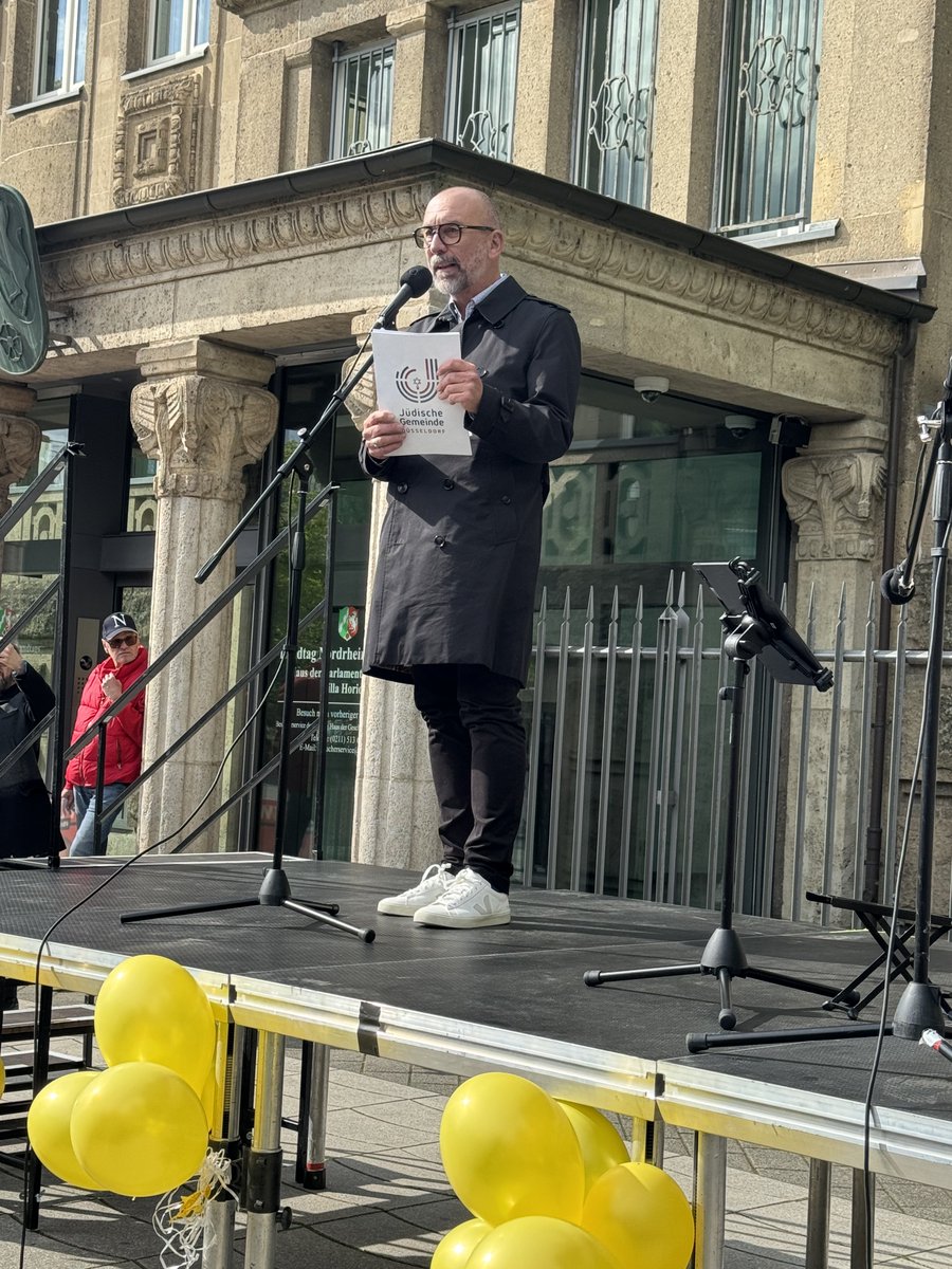 LoveGuerillero's tweet photo. #BringThemHomeNow #LetThemGo #Dus2804 #Düsseldorf OB Henkel, Angehörige der Geiseln , der Leiter des Nelly-Sachs-Haus ein jüdisches Altenwohn- und Pflegeheim, Dr. Oded Horowitz
Vorsitzender der JÜDISCHE GEMEINDE DÜSSELDORF https://t.co/RQpkej0gn0