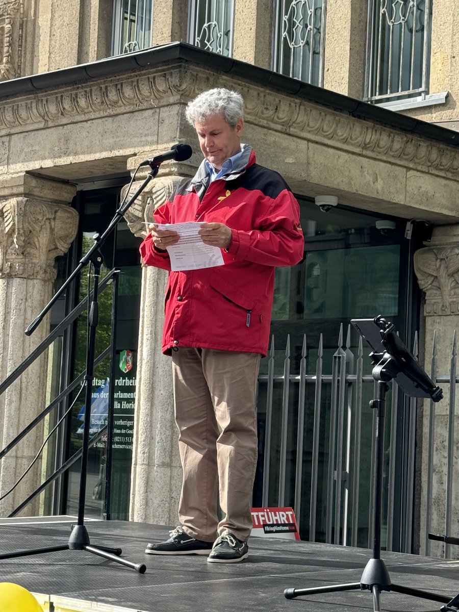 LoveGuerillero's tweet photo. #BringThemHomeNow #LetThemGo #Dus2804 #Düsseldorf OB Henkel, Angehörige der Geiseln , der Leiter des Nelly-Sachs-Haus ein jüdisches Altenwohn- und Pflegeheim, Dr. Oded Horowitz
Vorsitzender der JÜDISCHE GEMEINDE DÜSSELDORF https://t.co/RQpkej0gn0