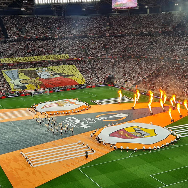 Quieren darnos clase de tifo y no son capaces de llevar uno sin que se rompa al Villamarin o la cartuja, mientras tanto los Biris llevando esta obra maestra hasta Budapest y vacilando a la hinchada rival.
No es que seamos mejores, es que no hay ni punto de comparación.