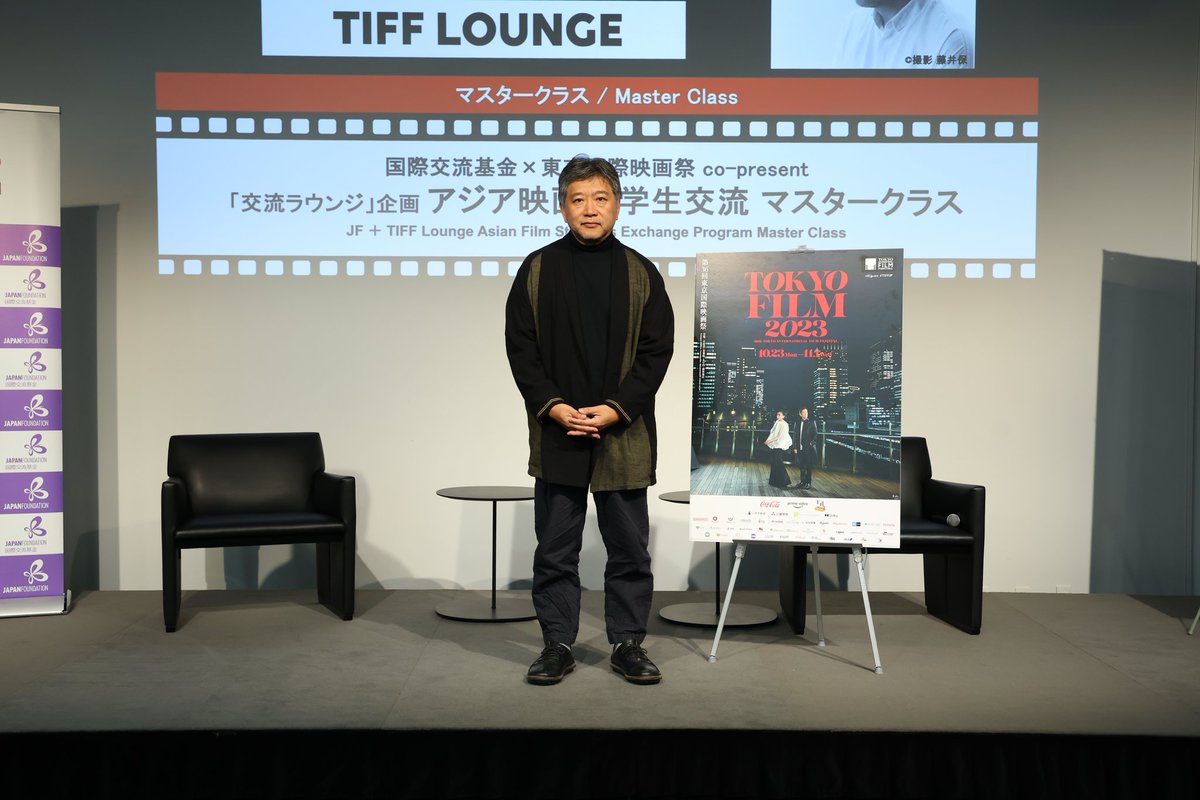 yoshi_shimamura's tweet photo. 国際交流基金×東京国際映画祭 co-present「交流ラウンジ」企画　アジア映画学生交流プログラム　マスタークラス©2023 TIFF　in 東京国際映画祭💡

このプログラムは、アジア各国で映画を学ぶ学生を招き、是枝裕和監督によるマスタークラスと交流会を通じて、アジア映画の未来を担う次世代の人材育成を目指していま���。

是枝監督は、映画製作の過程や、ストーリーテリングの重要性について語り、学生たちは熱心に耳を傾け、質問も飛び交っていました😄

彼らが将来、それぞれの国で活躍する映画監督となり、アジア映画の発展に貢献していくのだと思います✨

━━━━━━━━━━━━

ボクは16歳で社会に飛び出しました🏃💨

何の取柄もない平凡なボクなのですが、【あること】に集中することによって、こんな感じになりました💡
↓↓↓

■
映画プロデューサー📷
ワールドセールスを狙った作品を作り続け、1作目、2作目、3作目の全てが国際映画祭で受賞。

■
オリコン様・テレ東様を含む6社の大株主です💰
大株主になっている銘柄だけで約25億円くらいの評価額です。
※
2023年7月16日時点

https://t.co/EEcsfVp0Ik

https://t.co/jHCwMxiIxi

■
約2,000坪の土地を所有しています。
サッカーコート1面くらいですね⚽
https://t.co/5ozXwt1MlP
※
2023年7月16日時点

■
書籍を出版したら2冊連続で
Amazon総合2位！
Amazon3部門で1位になりました！

書籍「となりの億万長者が17時になったらやっていること」
https://t.co/gXaNqPOwGI
Amazon総合2位！3部門で1位！
週間ランキング10位！

書籍「うまくいくリーダーだけが知っていること」
https://t.co/JNfAOi9T8a
Amazon総合2位！3部門で1位！
全国の書店30店舗以上で1位になりました。

■
下記の書籍で大株主としてのインタビュー記事をご掲載いただきました。

【株探超活用法DX 大株主の研究/宝島社】
https://t.co/VobHgDPNyN

【高配当株と円安株で月15万円稼ぐ 億り人がやっている（秘）投資法/宝島社】
https://t.co/bLY6Kkjv7l

東洋経済様にコラムを寄稿しました。
【100社の株を配当狙いで持つ投資家が明かす流儀/東洋経済オンライン】
https://t.co/qK7CL2Pcvx

幻冬舎ゴールドオンライン様にコラムを寄稿しました。
【カリスマ個人投資家が「円安・株安なんてあまり気にしなくていい」と断言するワケ/幻冬舎ゴールドオンライン】
https://t.co/J8V2EsJkcx

■
新宿警察署長から感謝状をいただきました。
https://t.co/3ycuPTRxqb

■
京都芸術大学様と共同講座をやりました
https://t.co/nZBGreNwZG
↑↑↑

『どうやればそんなことになるのか教えてください』
的なDMを山ほどいただきますので、その答えをnoteに書きました。
ぜひ、ご覧ください😄
↓↓↓

https://t.co/4UIwyeIQbd…

出掛けるときに踏んだ犬のウンチを、帰宅するときにもう一度踏んでしまうレベルのボクですが、地道に真面目に仕事をして、楽しく生きています📷
ぜひ、仲良くしてくださいね😉

#映画 
#映画好きと繋がりたい 
#投資家さんと繋がりたい 
#株式投資投資 
#不動産投資 
#富裕層 
#資産家 
#テレ東 
#テレビ東京 
#起業 
#スタートアップ
#東京国際映画祭
#TIFF
#映画祭
#アジア映画学生交流プログラム