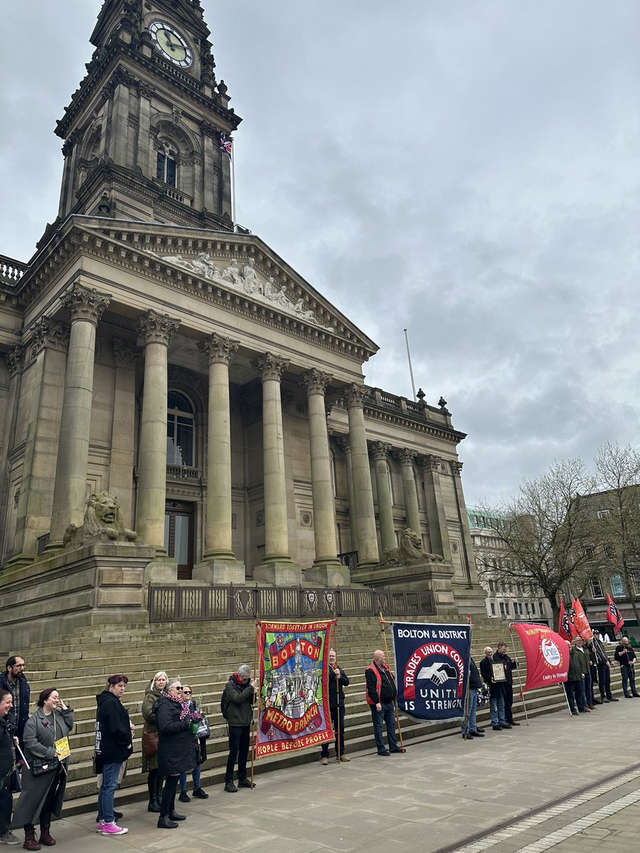 I joined our trade unions to commemorate International Worker’s Memorial Day in Bolton. Labour’s New Deal for Workers will: ✅empower unions to make workplaces safe ✅ ensure the right to safety at work is properly enforced Remember the dead and fight for the living ✊🏽(1/2)