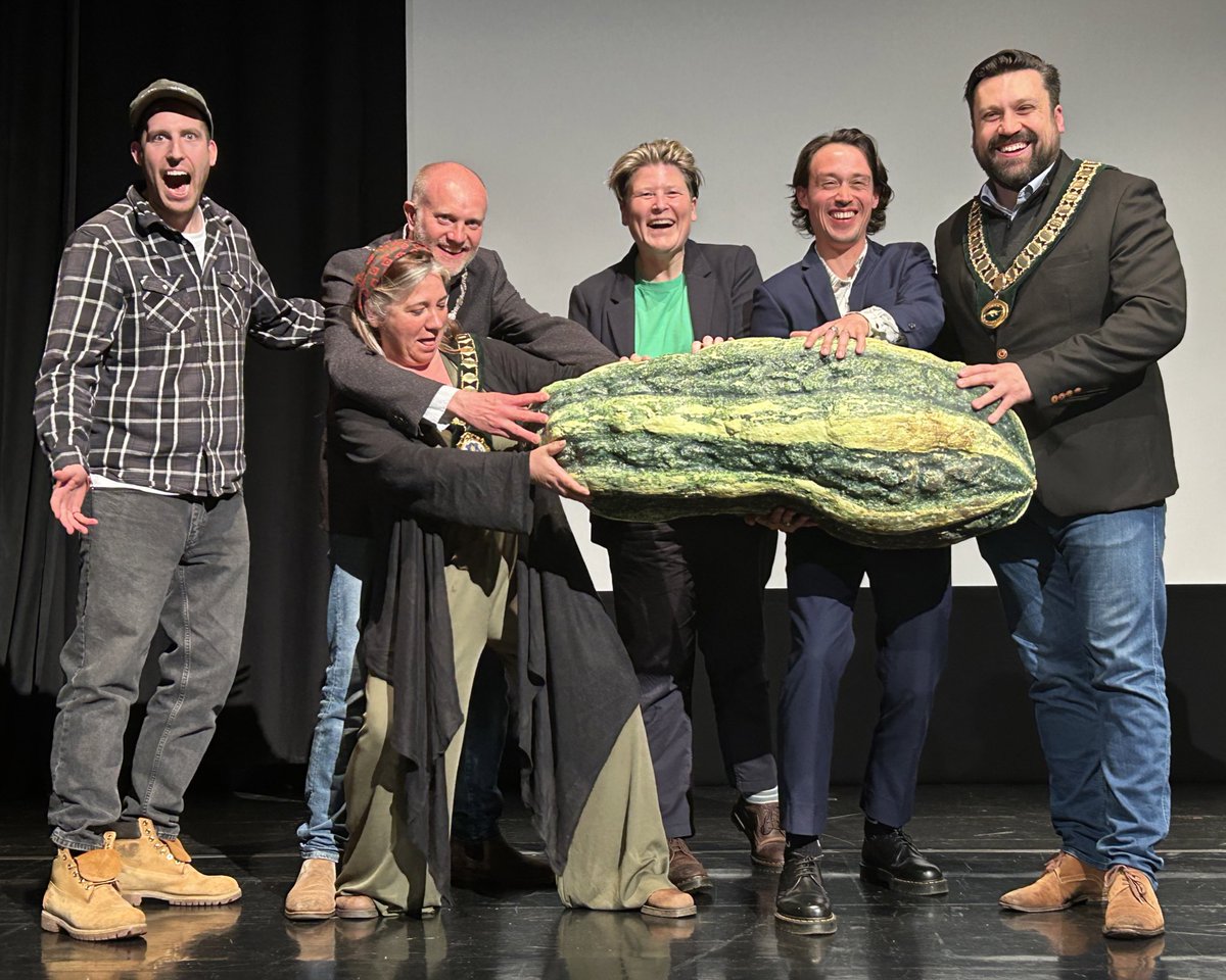 What a great Sunday evening! I so enjoyed the gala performance of the hilarious #SwedeCaroline at @StrodeTheatre. Set in Somerset, the mockumentary is about a competitive giant vegetable grower readying herself for the big annual National Veg Champs! swedecaroline.com