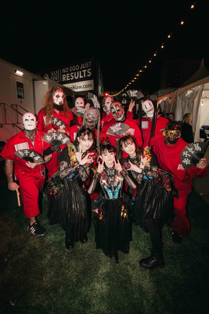 tmdqa's tweet photo. Slipknot com o Babymetal e nem precisa mais fazer mistério, né? Eloy Casagrande por ali com direito a um leque! 😂 https://t.co/3a0nRxrrC5