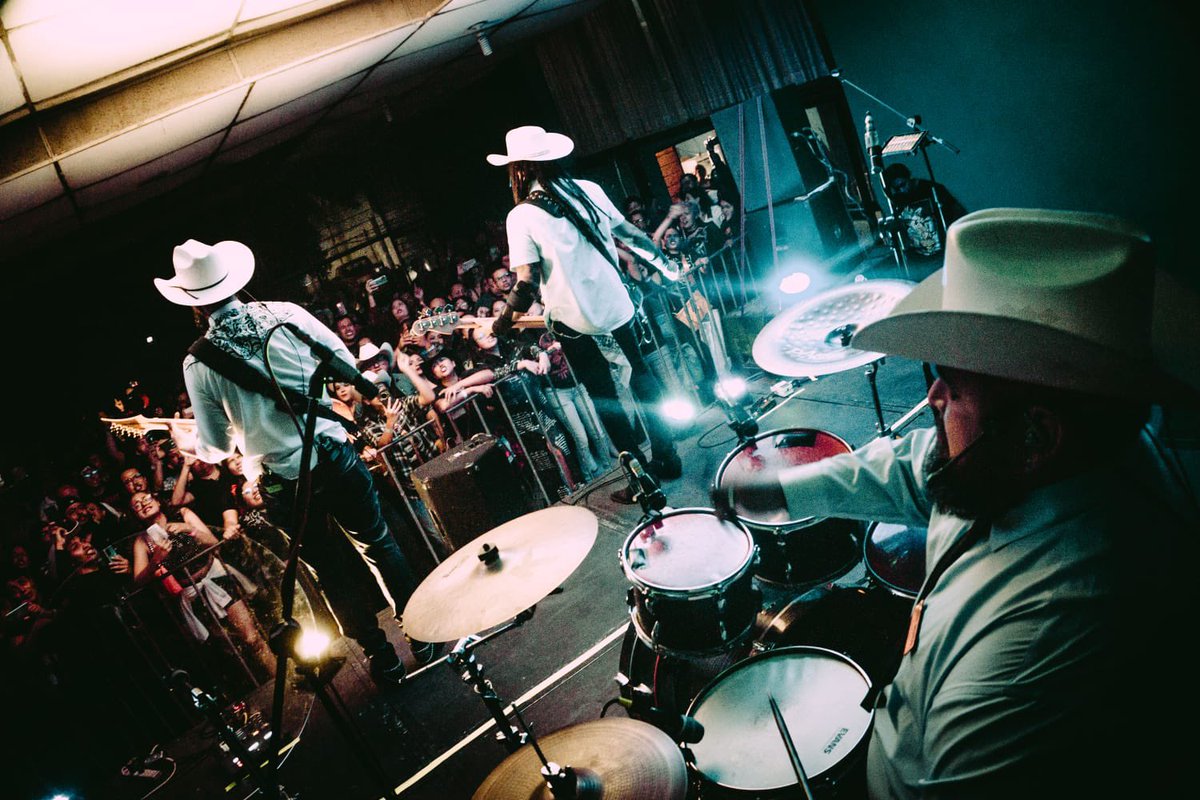 Muchas gracias Tepic. Cantaron bien bonito. Que publico tan entregado durante todo el show. 🤘🤠 #AgrogodínezTour 📷 @LuigiMRz