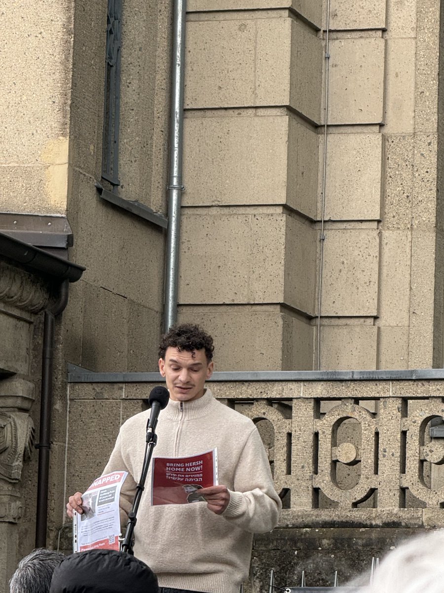LoveGuerillero's tweet photo. #BringThemHomeNow #LetThemGo #Dus2804 #Düsseldorf Mona Neubaur, Stellvertretende Ministerpräsidentin des Landes Nordrhein-Westfalen, ein Freund einer Geisel und nochmal zum Abschluss die israelische Hymne habe nur den Schluss, tut mir leid🙈.
Jüdisches Leben ist vielfältig, tiefgründig, melancholisch, leise aber mit einem ganz Tiefen, festen Vertrauen und der Erfahrung,das alles überstanden werden kann💙🤍