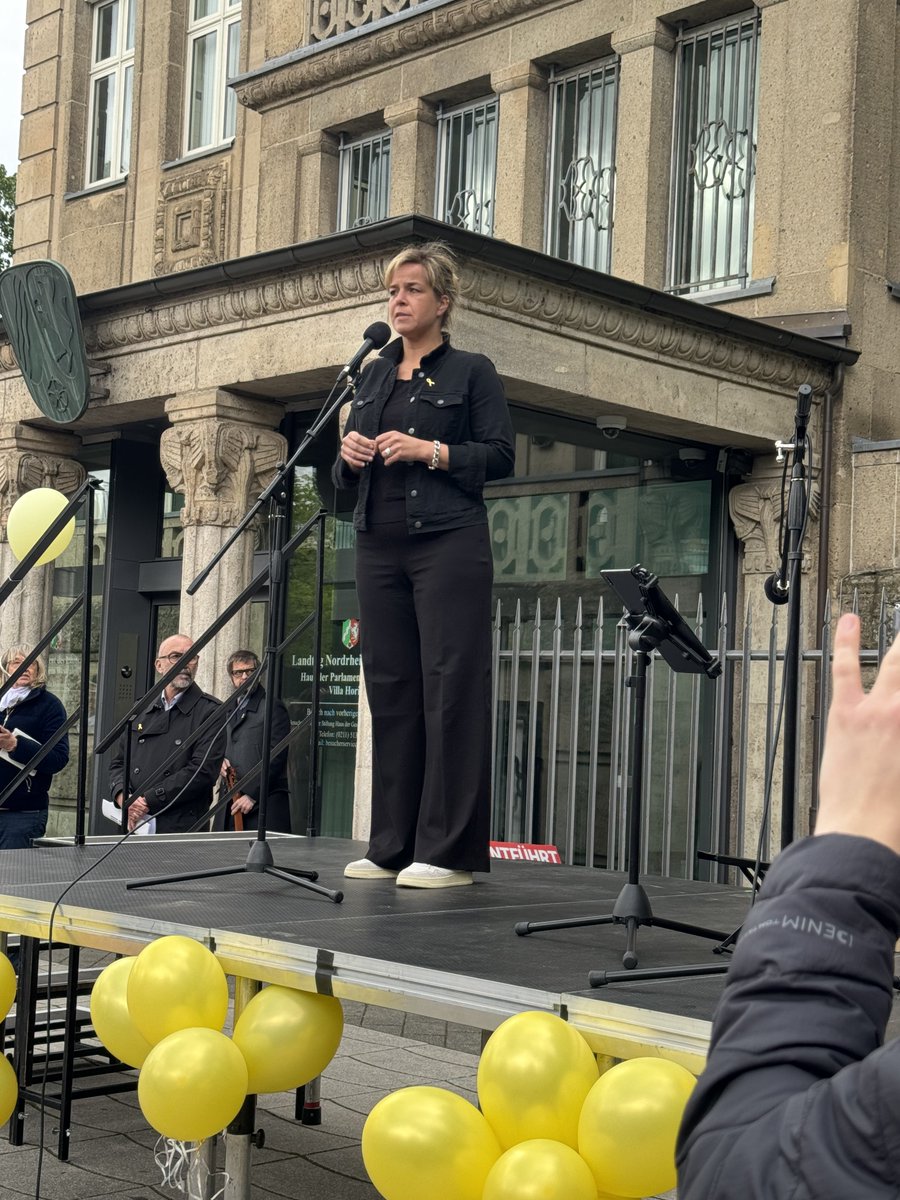 LoveGuerillero's tweet photo. #BringThemHomeNow #LetThemGo #Dus2804 #Düsseldorf Mona Neubaur, Stellvertretende Ministerpräsidentin des Landes Nordrhein-Westfalen, ein Freund einer Geisel und nochmal zum Abschluss die israelische Hymne habe nur den Schluss, tut mir leid🙈.
Jüdisches Leben ist vielfältig, tiefgründig, melancholisch, leise aber mit einem ganz Tiefen, festen Vertrauen und der Erfahrung,das alles überstanden werden kann💙🤍