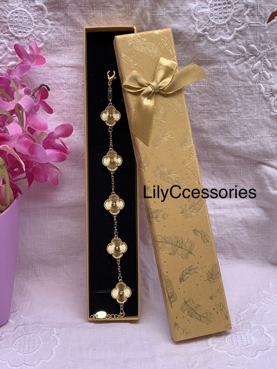 LilyCcessories's tweet photo. Non-Tarnish Bracelet 
Old Price: #8500
New Price: #4500
Offer valid while stock last. 

To order: DM or WhatsApp 08036309731

https://t.co/FeGizwOav8
#lilyscentng #NightmarketwithDammyB 
#Pagesbydamicommerce
#EasterSales
#Easternightmarket
#Flutterwavecommerce #Easterfunfair https://t.co/1klgMps320