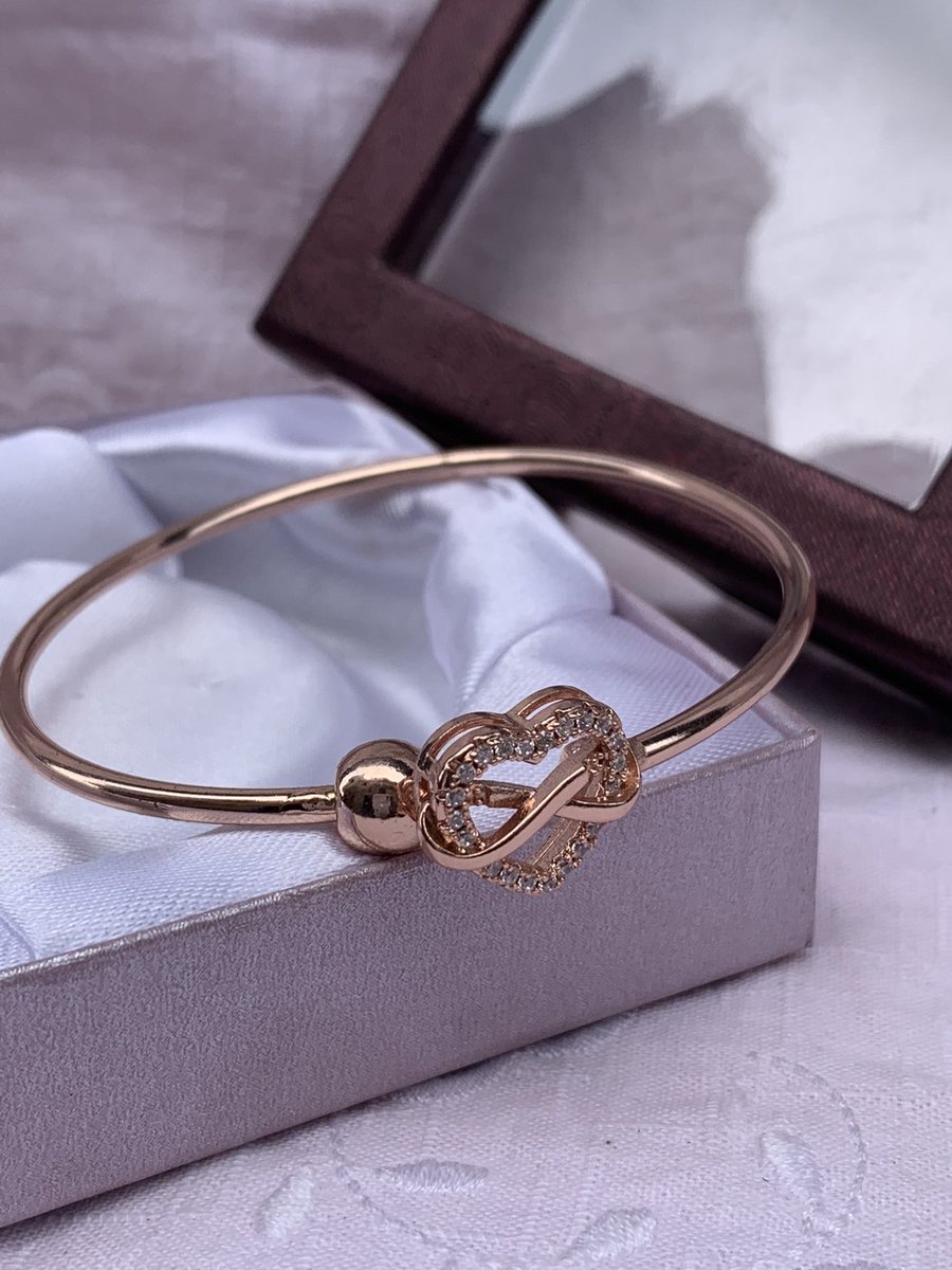 LilyCcessories's tweet photo. Non-Tarnish Bangle
Old Price: #6500
New Price: #3500
Offer valid while stock last. 

To order: DM or WhatsApp 08036309731

https://t.co/FeGizwOav8
#lilyscentng #NightmarketwithDammyB 
#Pagesbydamicommerce
#EasterSales
#Easternightmarket
#Flutterwavecommerce #Easterfunfair https://t.co/9ZDH2Y0MyJ