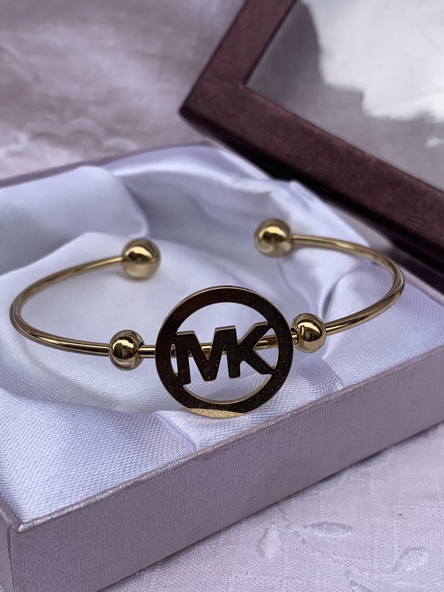 LilyCcessories's tweet photo. Non-Tarnish Bangle
Old Price: #6500
New Price: #3500
Offer valid while stock last. 

To order: DM or WhatsApp 08036309731

https://t.co/FeGizwOav8
#lilyscentng #NightmarketwithDammyB 
#Pagesbydamicommerce
#EasterSales
#Easternightmarket
#Flutterwavecommerce #Easterfunfair https://t.co/9ZDH2Y0MyJ