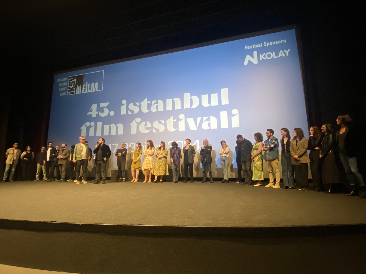 43.İstanbul FilmFestivali ulusal yarışmada #TereddütÇizgisi yönetmeni Selman Nacar en iyi yönetmen,başrol oyuncusu #TülinÖzen en iyi kadın oyuncu ödülünü aldı.Filmi festivalde tüm ekiple birlikte izlediğim için şanslıyım çünkü sinemanın büyüsüne aşık biri için özel bir duygu bu✨