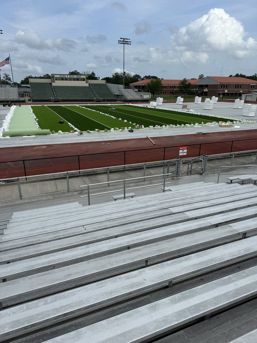 **PROJECT UPDATE** only 3 weeks since breaking ground at <a href="/WalkerHighScho1/">Walker High School</a> and we have <a href="/TenCateGrassUS/">TenCate Americas</a> Non-Fill Pivot turf going in! This will be the first field of its kind in the state of Louisiana!
#innovation #turf #sports #engineering