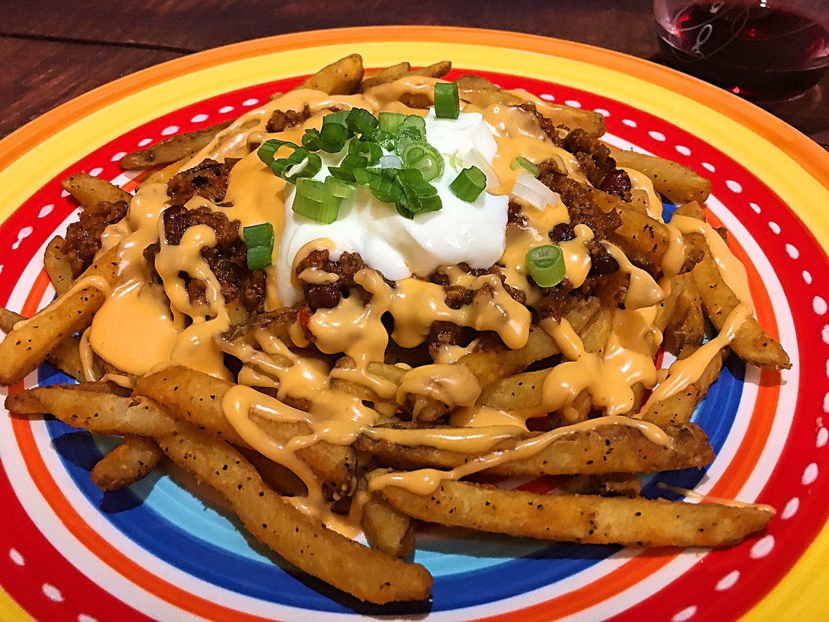 Chili Cheese Fries... a great comfort food perfect for tonight's dinner! 🥰
What are you having? 

#YouTube📽️: youtu.be/En0MqzJUTTM
#RECIPE ➡️: clubfoody.com/cf-recipes/chi…