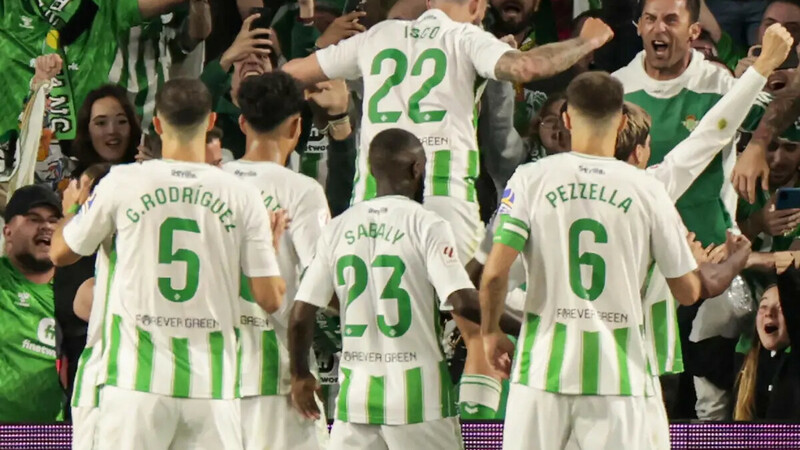 1-1... Y el Betis, @RealBetis, depende de sí mismo para ir a Europa, pese a tropezar de nuevo con el Sevilla; @SevillaFC. Por Alejandro Delmás muchodeporte.com/real-betis/777…