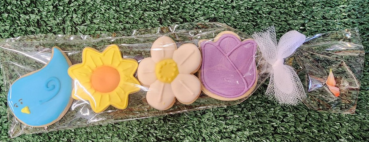 Cookies and flowers here at 6336
#thebay 
F.E.R. Q1
<a href="/andrew_harto/">Andrew Harto</a>