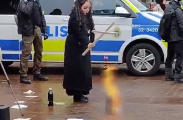 bildikabdullah1's tweet photo. İsveç'in başkenti Stockholm'de Jade Sandberg isimli bir kadın, polis koruması altında Kur'an-ı Kerim'i yaktı.
Bu ilk değil, son olacak mı? 
Allah kahretsin.

TBMMde isveçin NATO üyeliğine kabul oyu verenler vardı değil mi? 
Dost!!! 
#kuranıkerim
#isveç
#nato
#tbmm
#islam
#kuran https://t.co/J3svwey8BV
