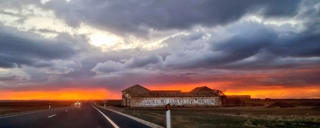 📸🌄Así atardecía ayer entre Barrax y Albacete. #Albacete #meteoAB © Estefanía Martínez