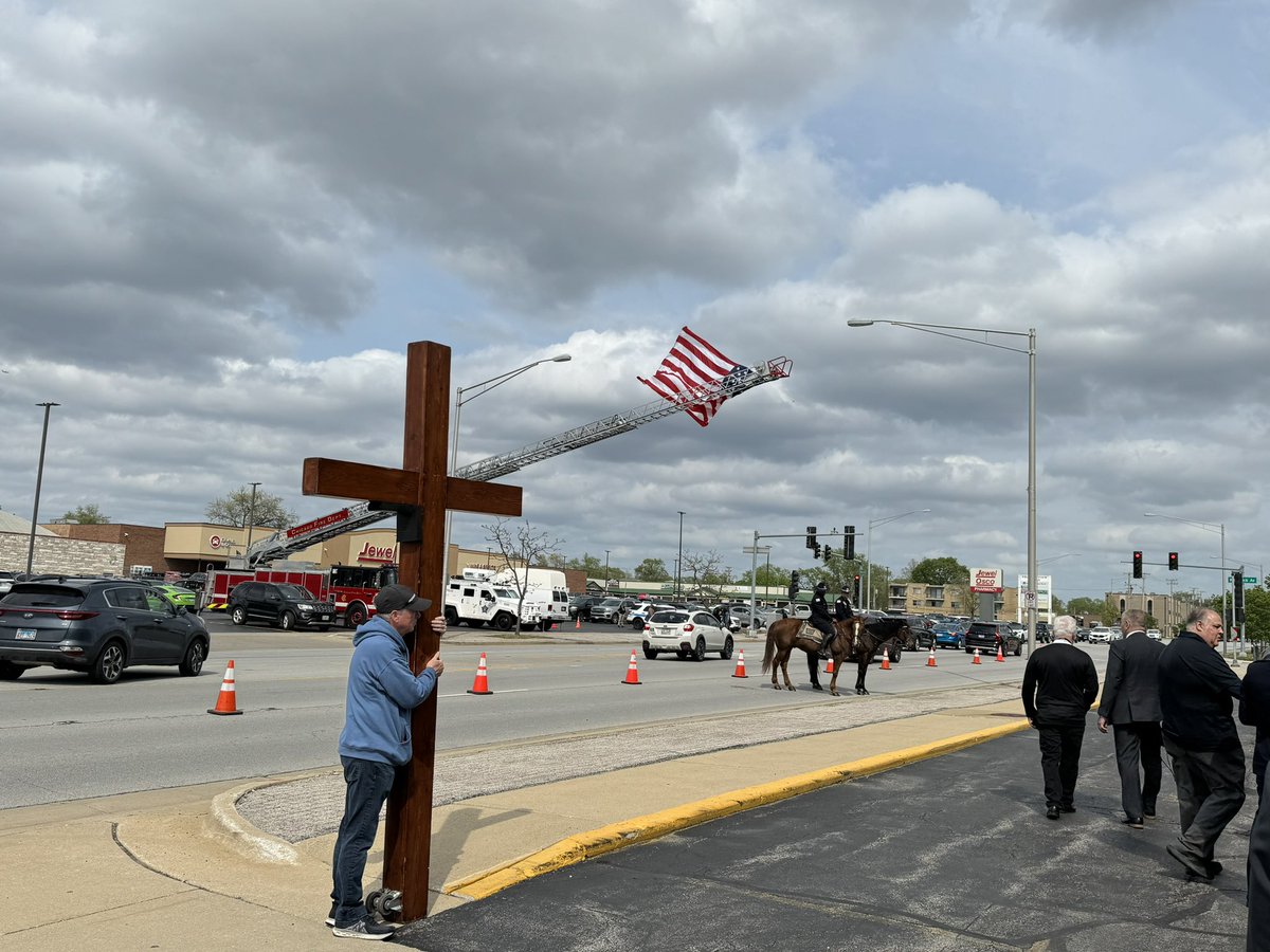 I attended the wake of Officer Luis M. Huesca today and I saw first responders in attendance but I also saw everyday Chicagoans in line to pay their respect for Luis. If you see an officer this week, let them know you support them. They need to know that we are here for them.#rip