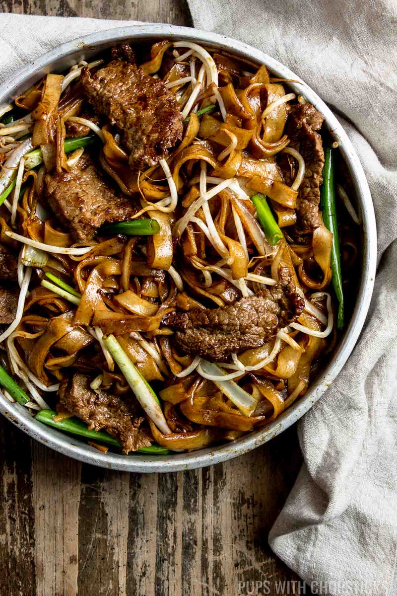 Beef Chow Fun (干炒牛河) Recipe: pupswithchopsticks.com/beef-chow-fun/… #foodie #Nomnom #asianrecipes #asianfood