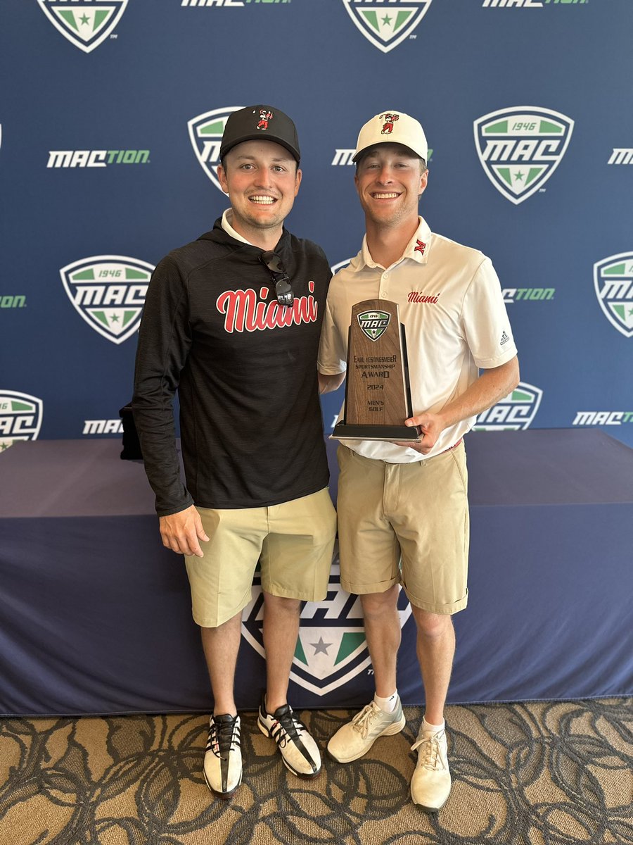 Danny earns the Earl Yesteingsmeier Sportsmanship Award‼️

#GraduatingChampions🔴⚪️🔴⚪️