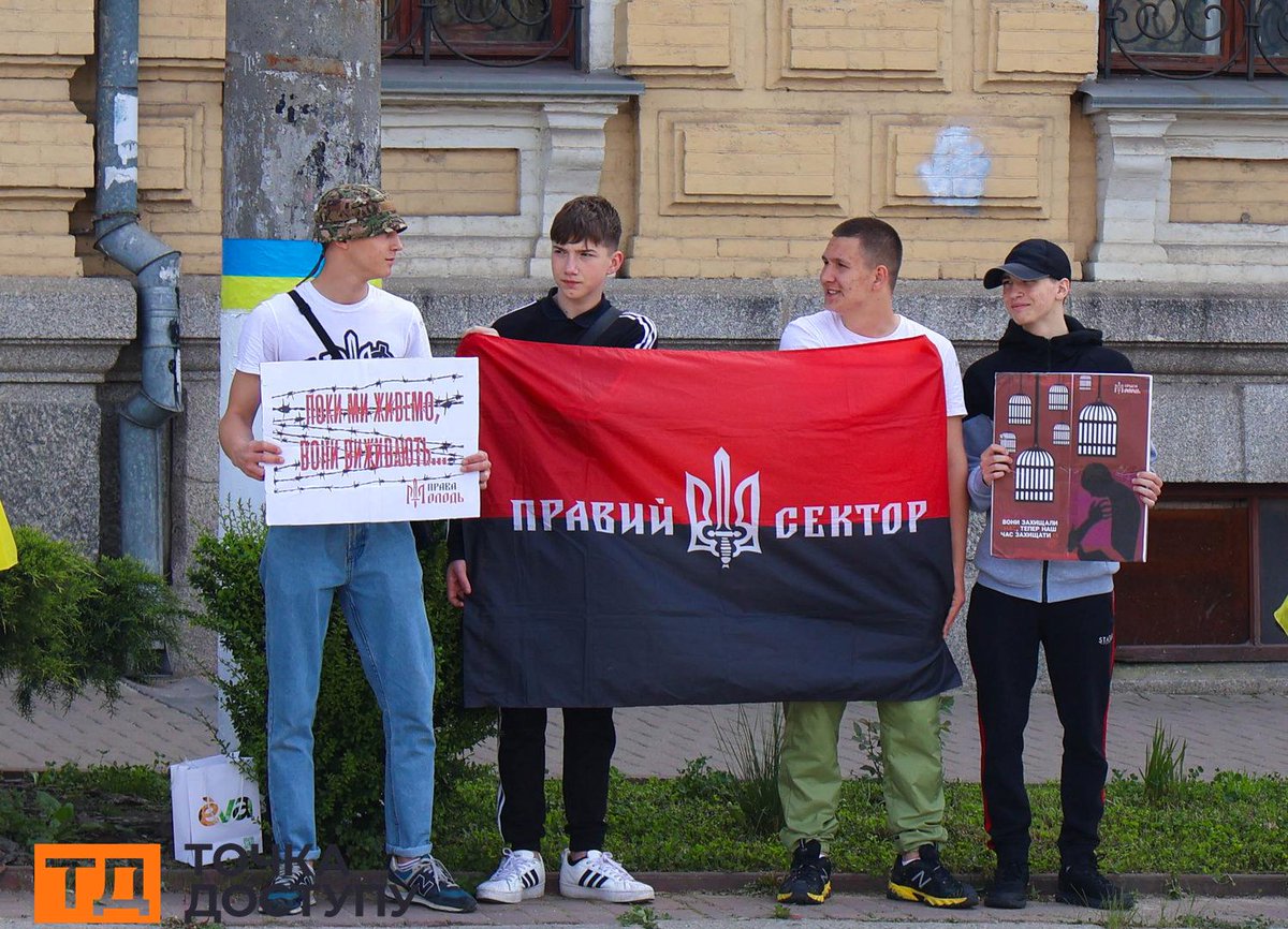 AnfisaMotora's tweet photo. #Kropyvnytsky🇺🇦 
 No te lo calles - cautiverio mata.
#FreeMariupolDefenders #FreeAzovstalHeroes #LibertadParaLosDefensoresDeMariupol #HéroesDeAzovstal #HéroesDeDonbás #LibertadParaLosHeroesDeUcrania https://t.co/klyrQsnbSy