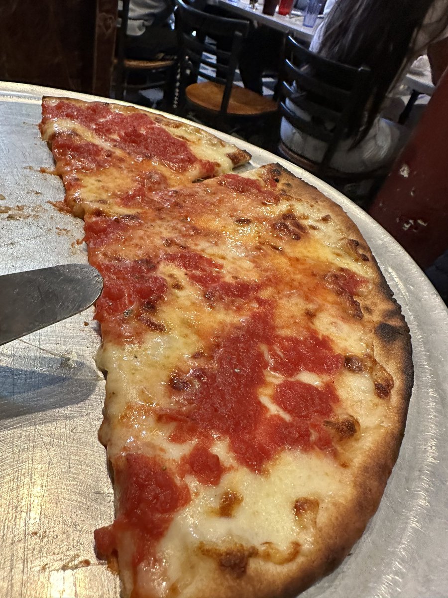 reneerrusso's tweet photo. back in the best city in the world. #KnicksWin #JohnsOfBleeckerSt #NYC https://t.co/HFGYuDZGuA